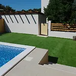Debora Sa Privatnim Bazenom