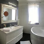Debora Sa Privatnim Bazenom بولا