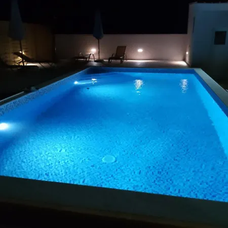 דירה Debora Sa Privatnim Bazenom