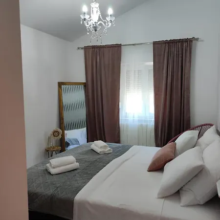 Debora Sa Privatnim Bazenom דירה פולה