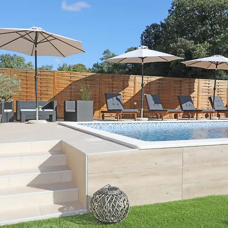 Debora Sa Privatnim Bazenom Apartament *