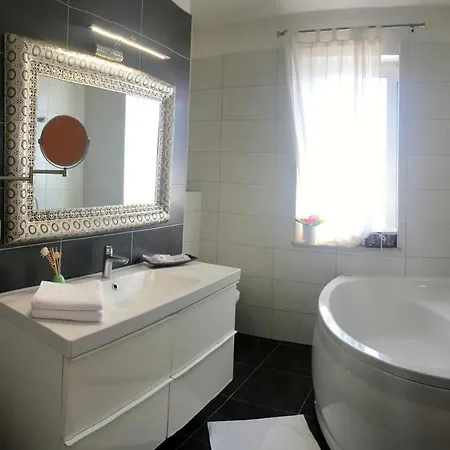 Debora Sa Privatnim Bazenom פולה