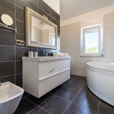 Debora Sa Privatnim Bazenom Apartament