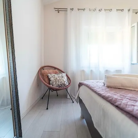 דירה Debora Sa Privatnim Bazenom