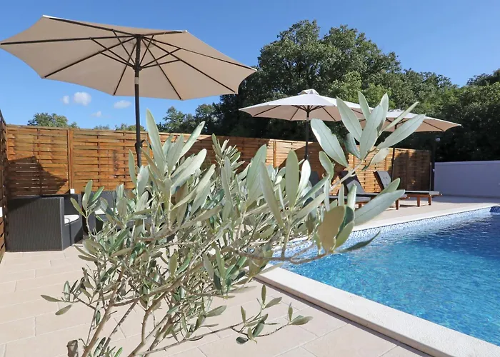 Debora Sa Privatnim Bazenom Pula