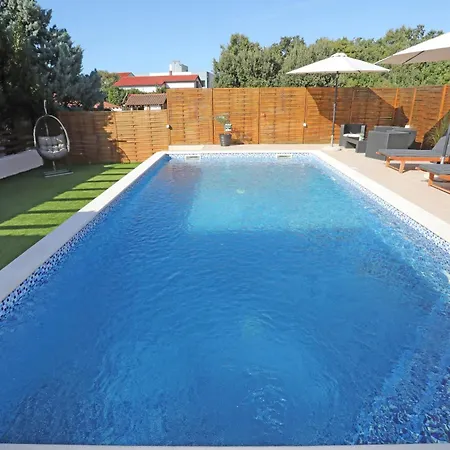 Debora Sa Privatnim Bazenom Apartamento *