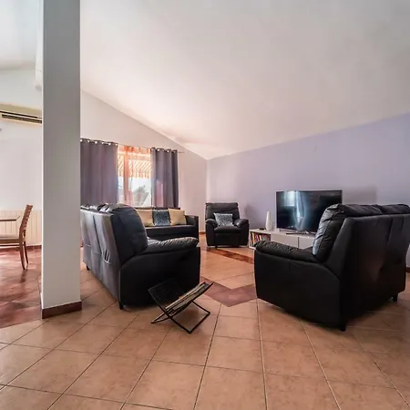 Debora Sa Privatnim Bazenom *