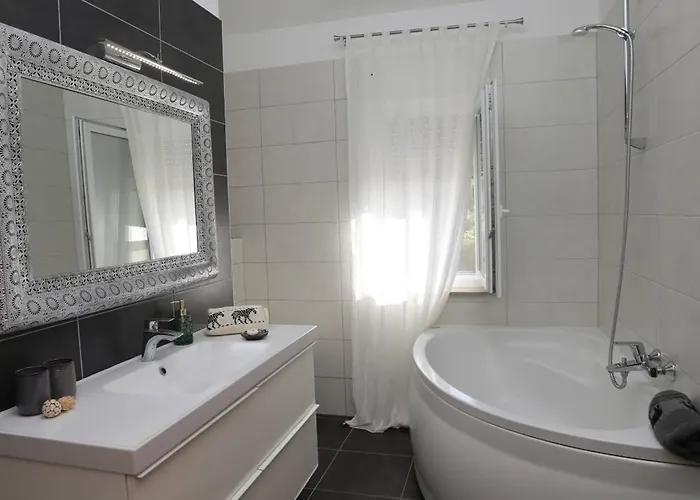 Debora Sa Privatnim Bazenom