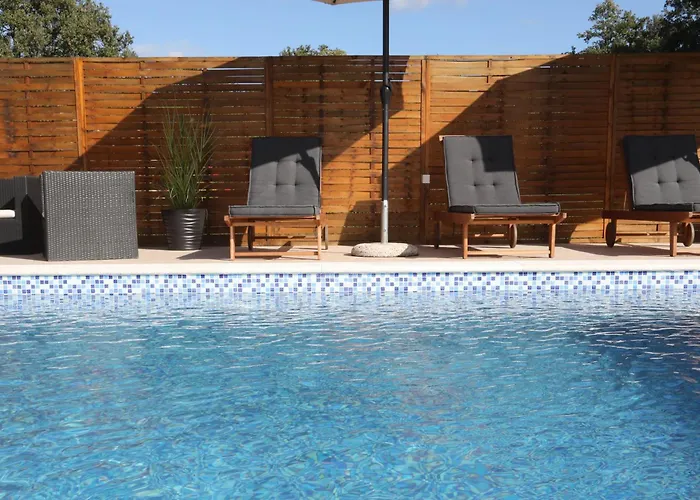 Debora Sa Privatnim Bazenom * 普拉