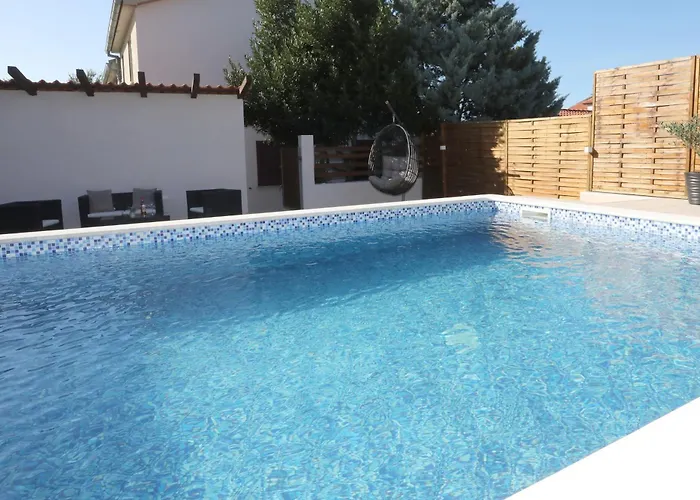 Debora Sa Privatnim Bazenom * 풀라