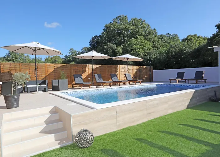 아파트 Debora Sa Privatnim Bazenom 풀라