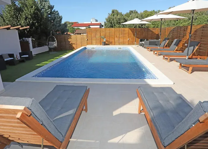 Debora Sa Privatnim Bazenom 普拉