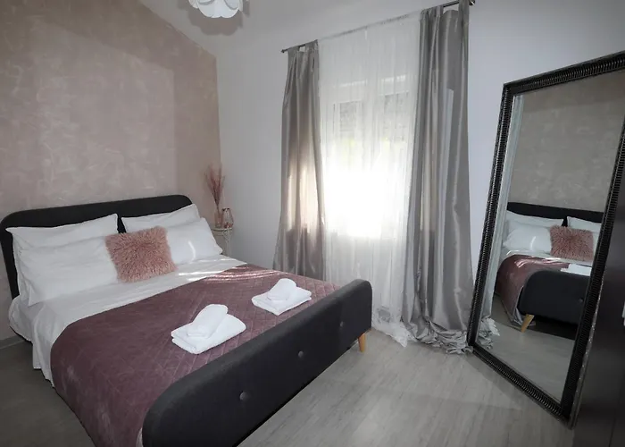 Debora Sa Privatnim Bazenom 아파트 *