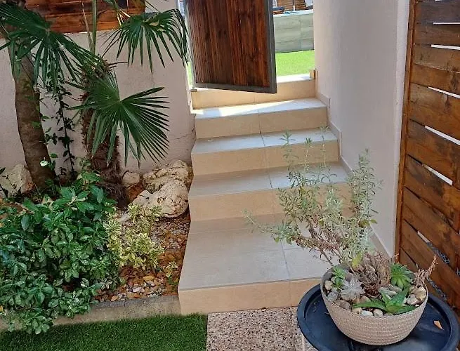 Debora Sa Privatnim Bazenom * 普拉