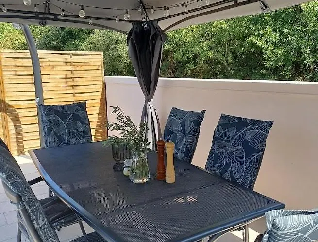 Debora Sa Privatnim Bazenom 普拉