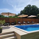 Debora Sa Privatnim Bazenom アパート プーラ
