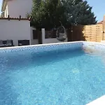Debora Sa Privatnim Bazenom * プーラ