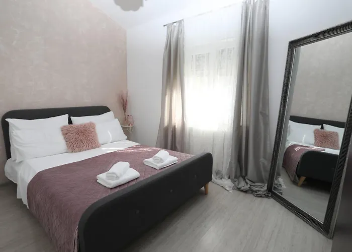 Debora Sa Privatnim Bazenom بولا