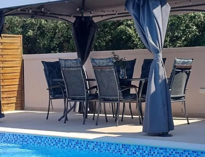 شقة Debora Sa Privatnim Bazenom