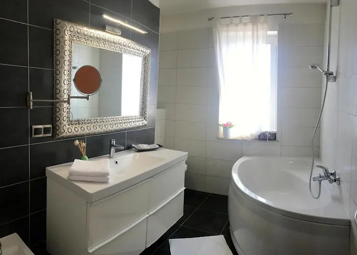 Debora Sa Privatnim Bazenom بولا
