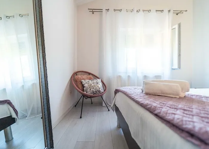 شقة Debora Sa Privatnim Bazenom